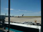 Flughafen Charles de Gaulle der Flughafen mit Flugzeuge.